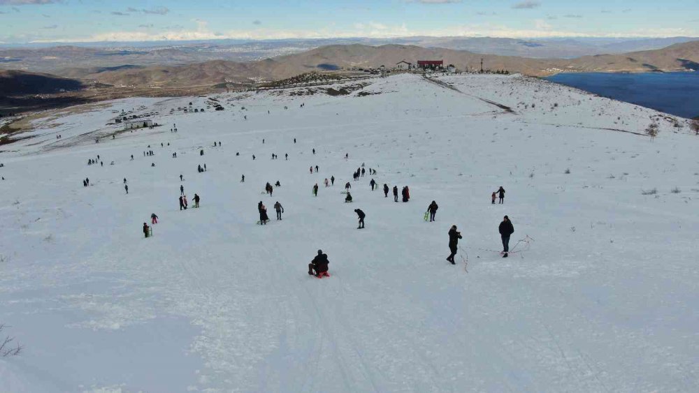Hazarbaba Kayak Merkezinde ziyaretçi yoğunluğu