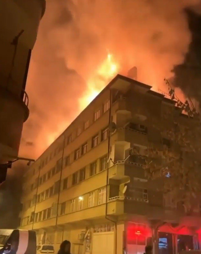 5 Katlı binada korkutan yangın meydana geldi