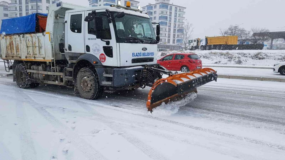 Belediye kar temizleme çalışmalarına başladı.