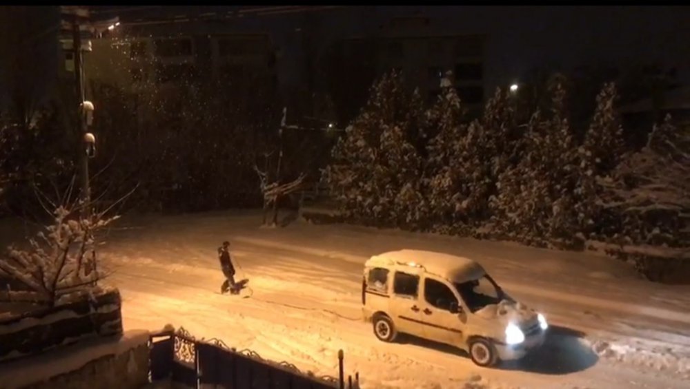 Araca arkasına bağladığı iple karda kayak yaptı