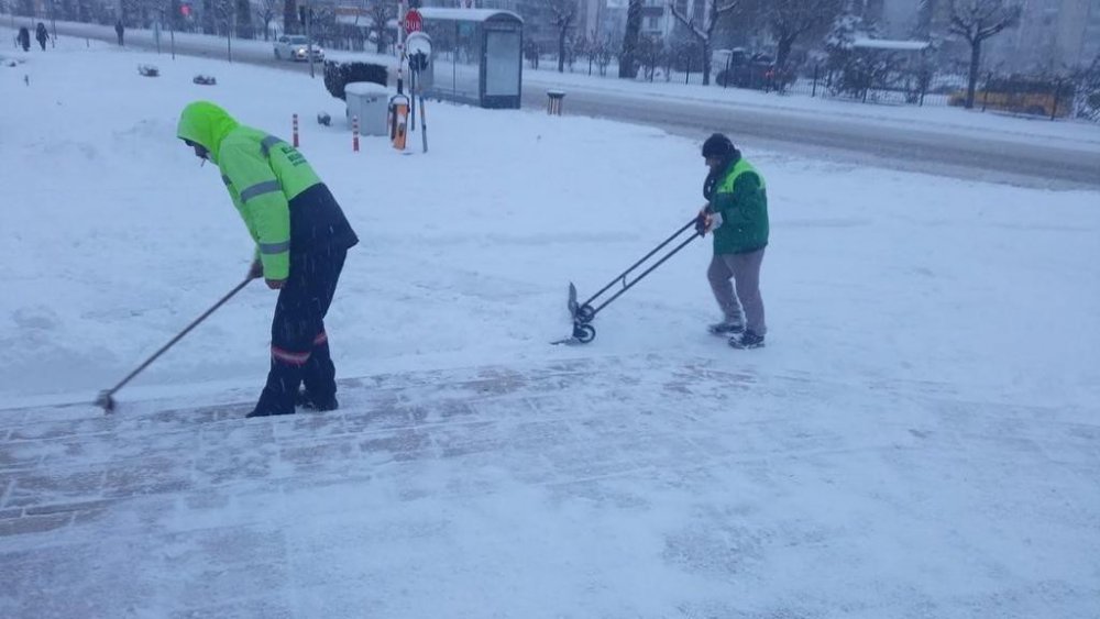 Elazığ Belediyesi ekiplerinin kar mesaisi devam ediyor