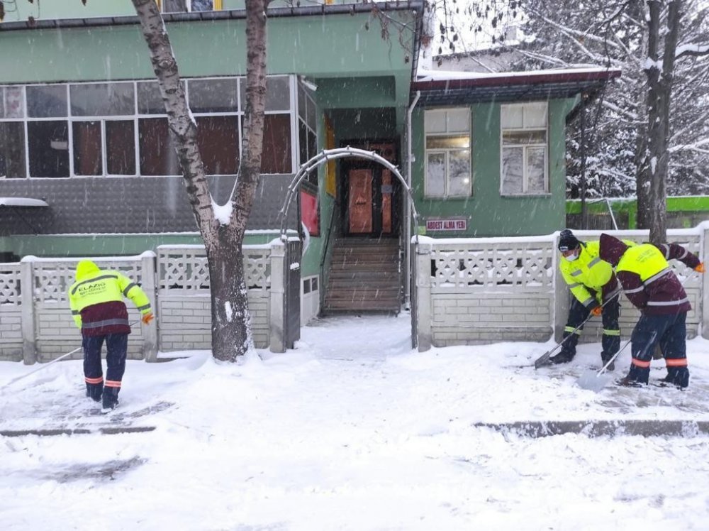 Elazığ Belediyesi ekiplerinin kar mesaisi devam ediyor
