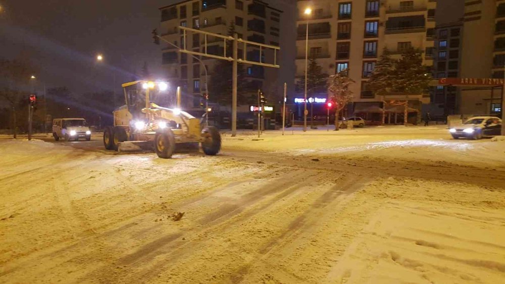 Elazığ Belediyesi karla mücadele ekipleri gece de çalışmalarını sürdürdü