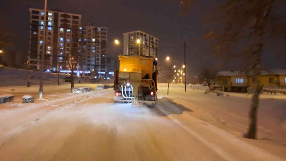 Elazığ Belediyesi karla mücadele ekipleri gece de çalışmalarını sürdürdü