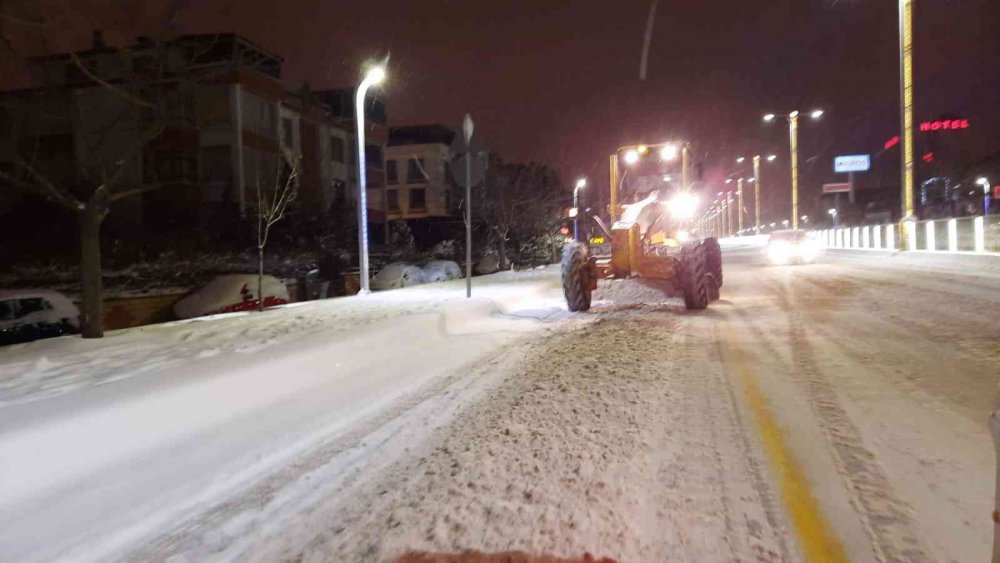 Elazığ Belediyesi karla mücadele ekipleri gece de çalışmalarını sürdürdü