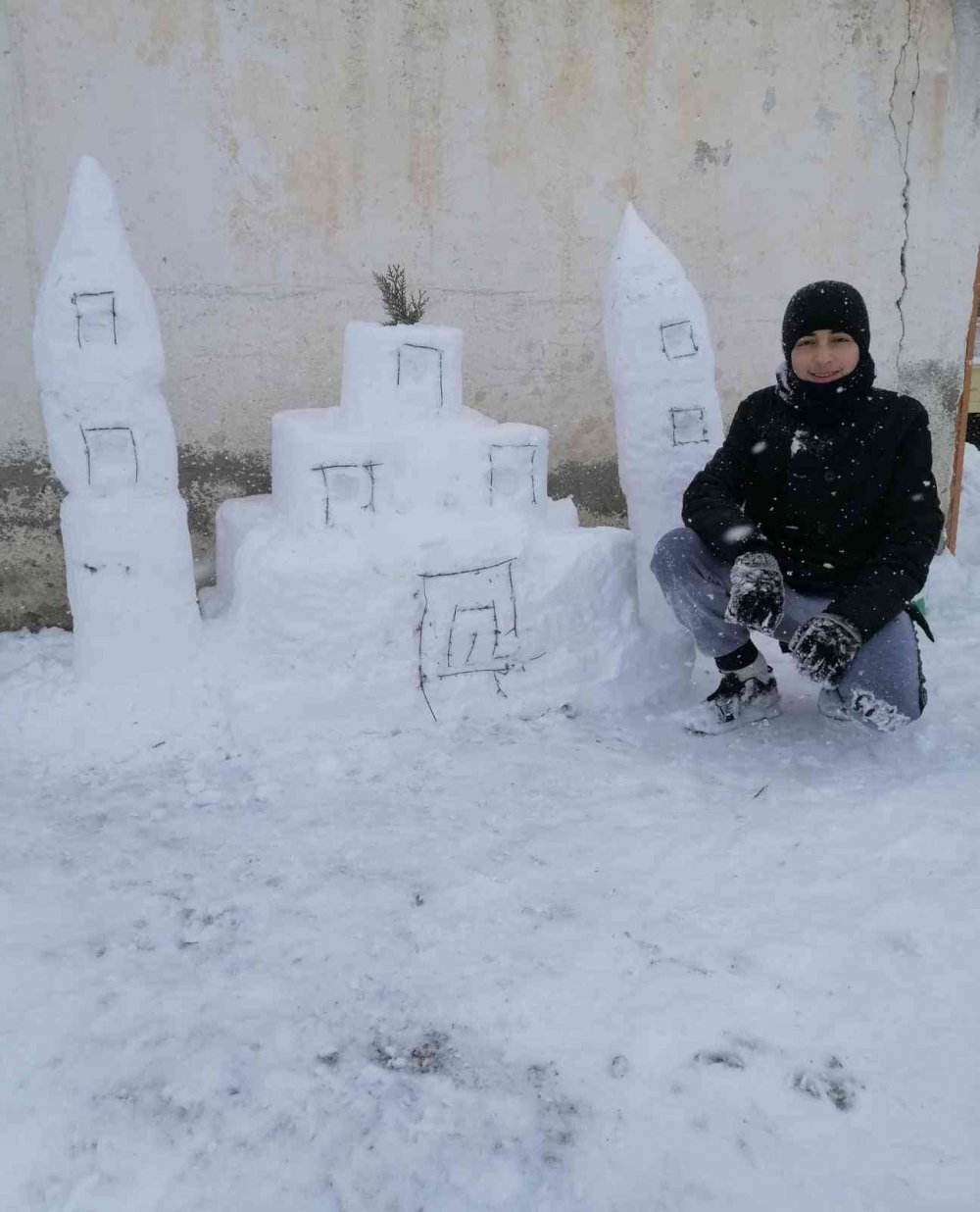 Elazığ da kardan adam yapan vatandaşlar hünerlerini sergiledi