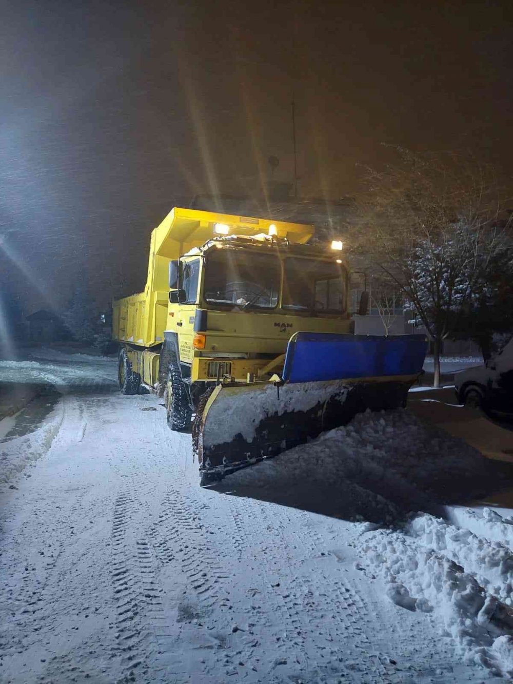 Elazığ İl Özel İdare ekipleri karla mücadelesini sürdürüyor