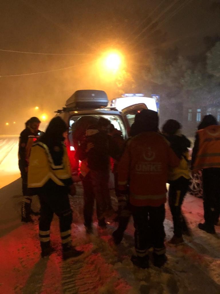 Elazığ’da hasta çocuğu UMKE ekipleri kurtardı