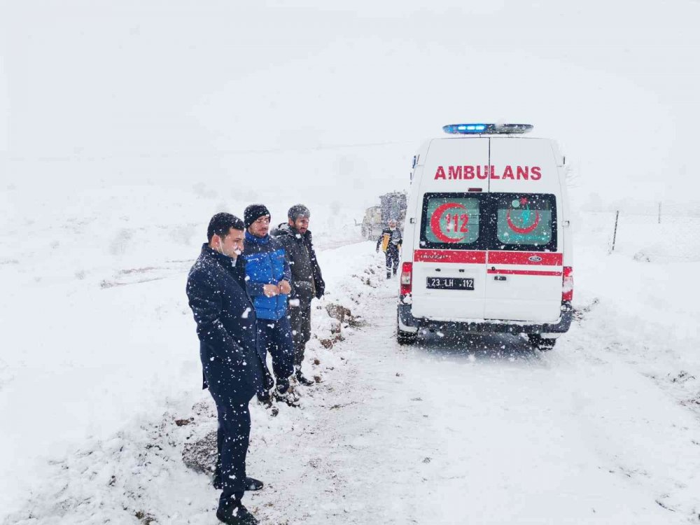 Elazığ’da mahsur hastanın yardımına sağlık ekipleri yetişti