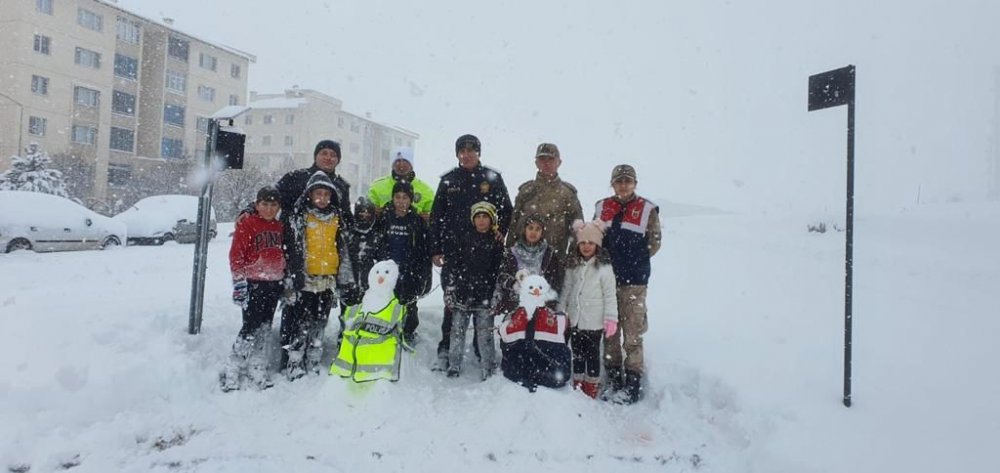 Güvenlik güçleri yolda kalan araçlara zincir takıp, sürücülere çorba ikram ettiler