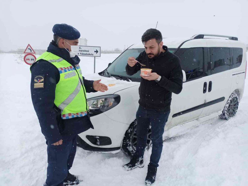 Güvenlik güçleri yolda kalan araçlara zincir takıp, sürücülere çorba ikram ettiler