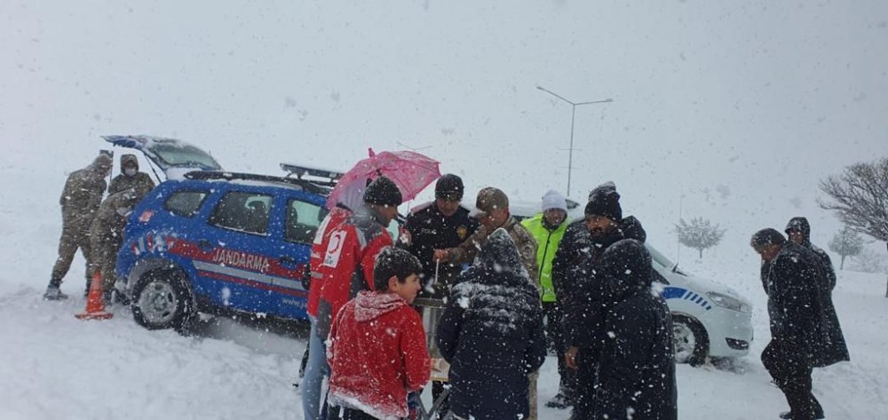 Güvenlik güçleri yolda kalan araçlara zincir takıp, sürücülere çorba ikram ettiler