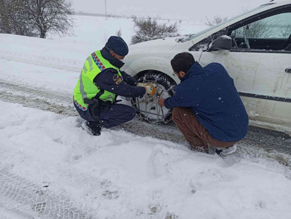 Güvenlik güçleri yolda kalan araçlara zincir takıp, sürücülere çorba ikram ettiler