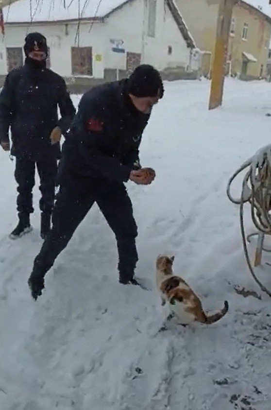 Jandarma ve polisten yüreklere dokunan hareket