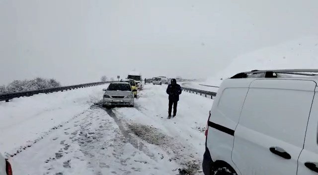 Kovancılar yolunda kar nedeniyle rampayı çıkamayan sürücüler yolda mahsur kaldı