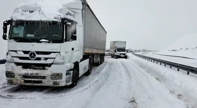Kovancılar yolunda kar nedeniyle rampayı çıkamayan sürücüler yolda mahsur kaldı