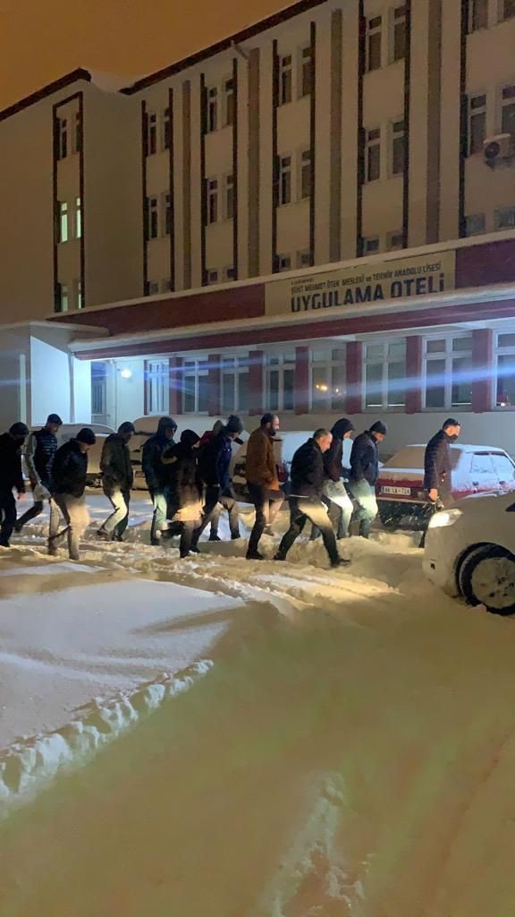 Yollarda mahsur kalan vatandaşlar yurt ve otellere yerleştirildi