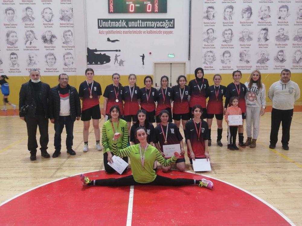 Hentbolcu gençler grup birincisi oldular.