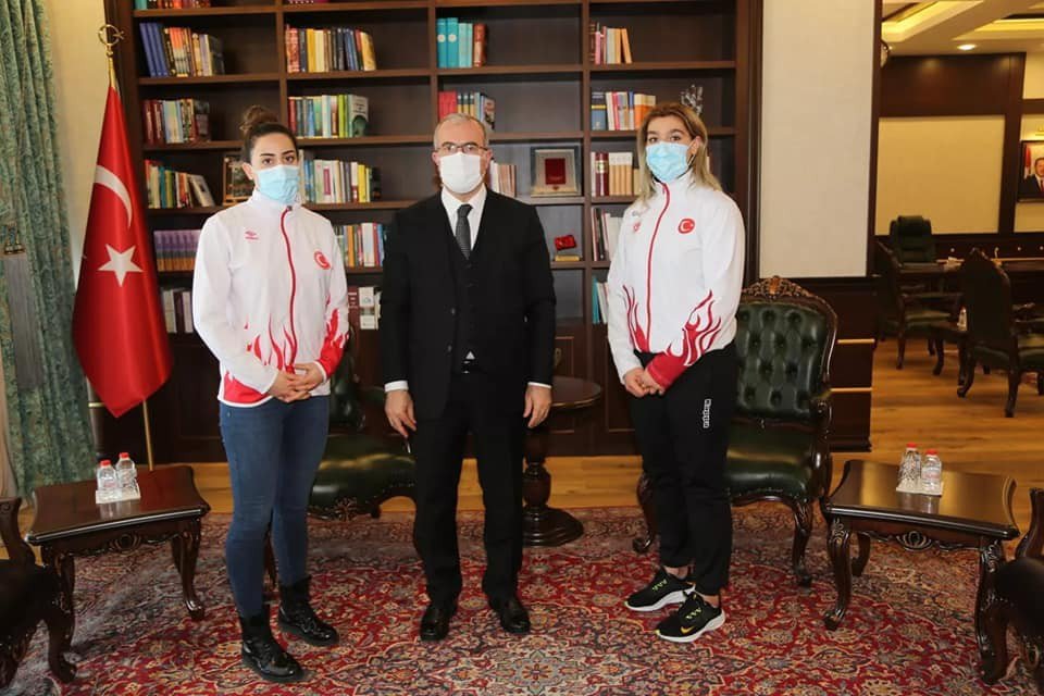 Vali Ömer Toraman başarılı olan boksörlerle bir araya geldi