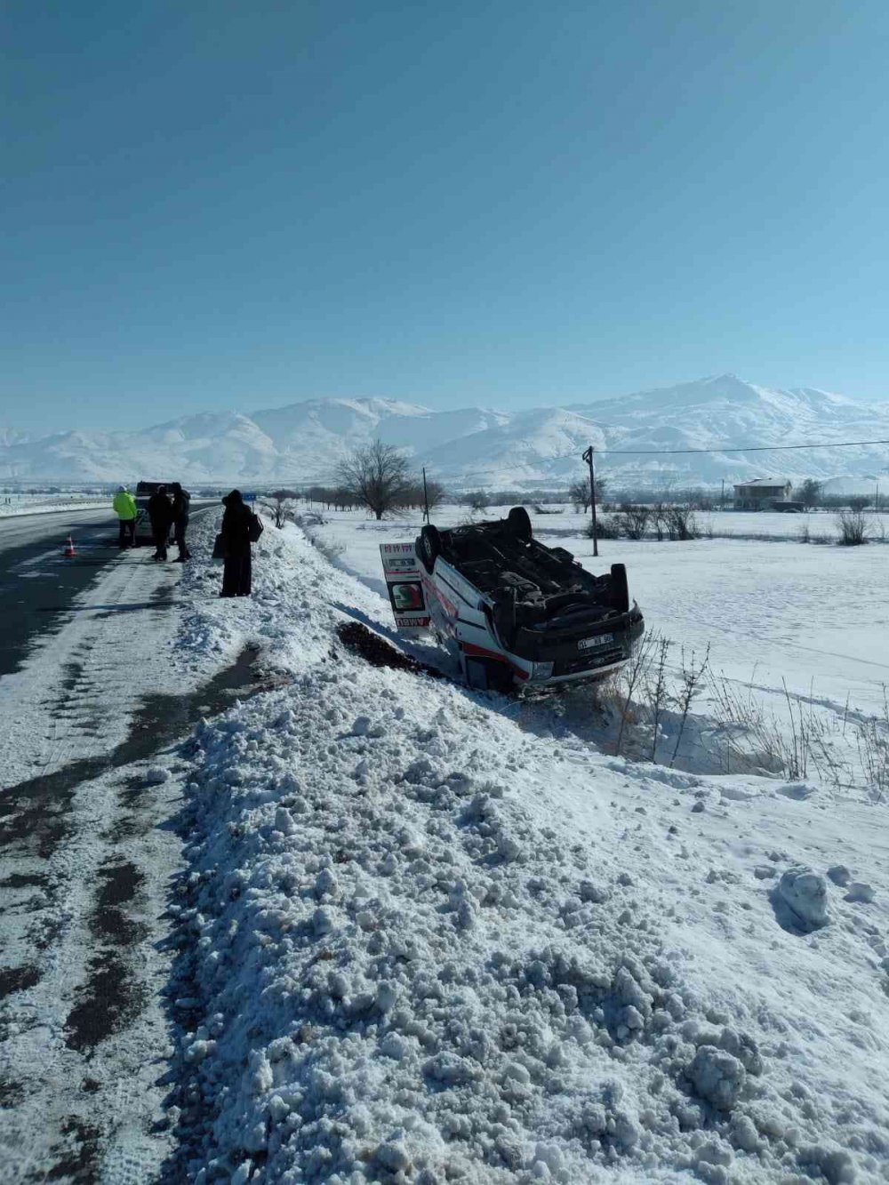 Ambulans kaygan yolda takla attı: 1 yaralı