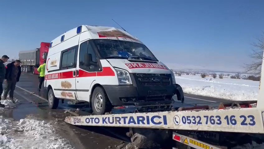 Ambulans kaygan yolda takla attı: 1 yaralı