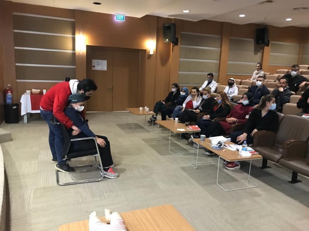 Kızılay tarafından hastane çalışanlarına ilk yardım eğitimi verildi