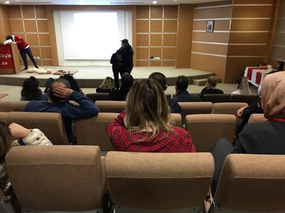 Kızılay tarafından hastane çalışanlarına ilk yardım eğitimi verildi