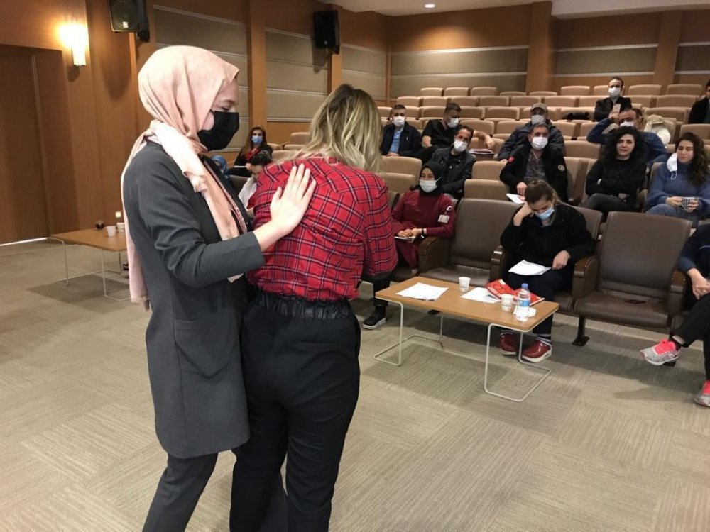 Kızılay tarafından hastane çalışanlarına ilk yardım eğitimi verildi