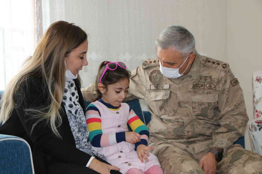 Depreminin simgesi ‘Yüsra Bebek’  kendisini kurtaran jandarma ile ilk kez buluştu