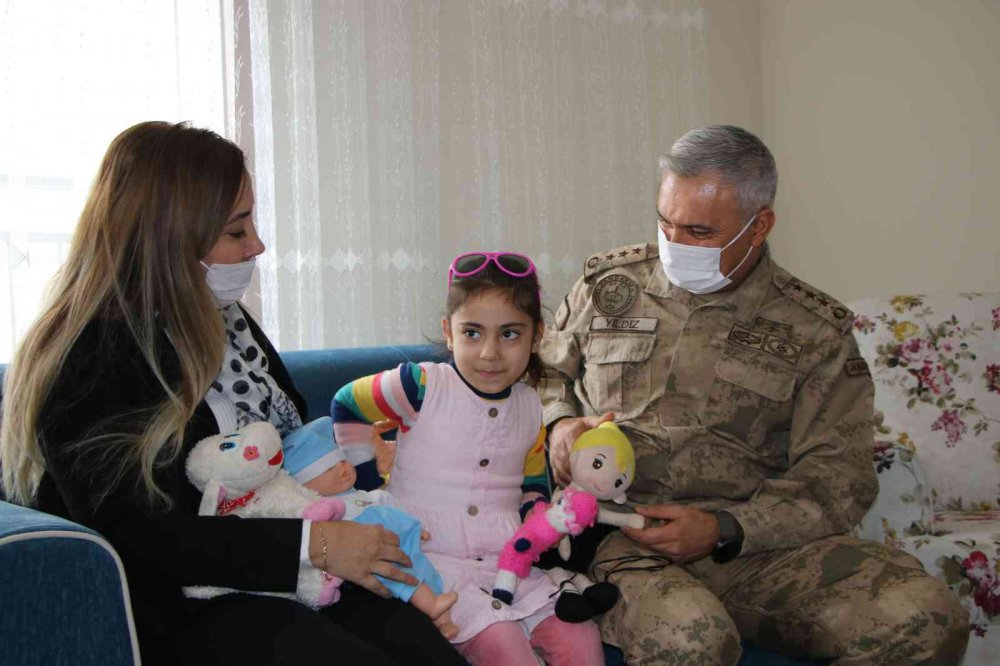 Depreminin simgesi ‘Yüsra Bebek’  kendisini kurtaran jandarma ile ilk kez buluştu