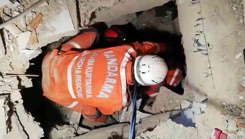Depreminin simgesi ‘Yüsra Bebek’  kendisini kurtaran jandarma ile ilk kez buluştu