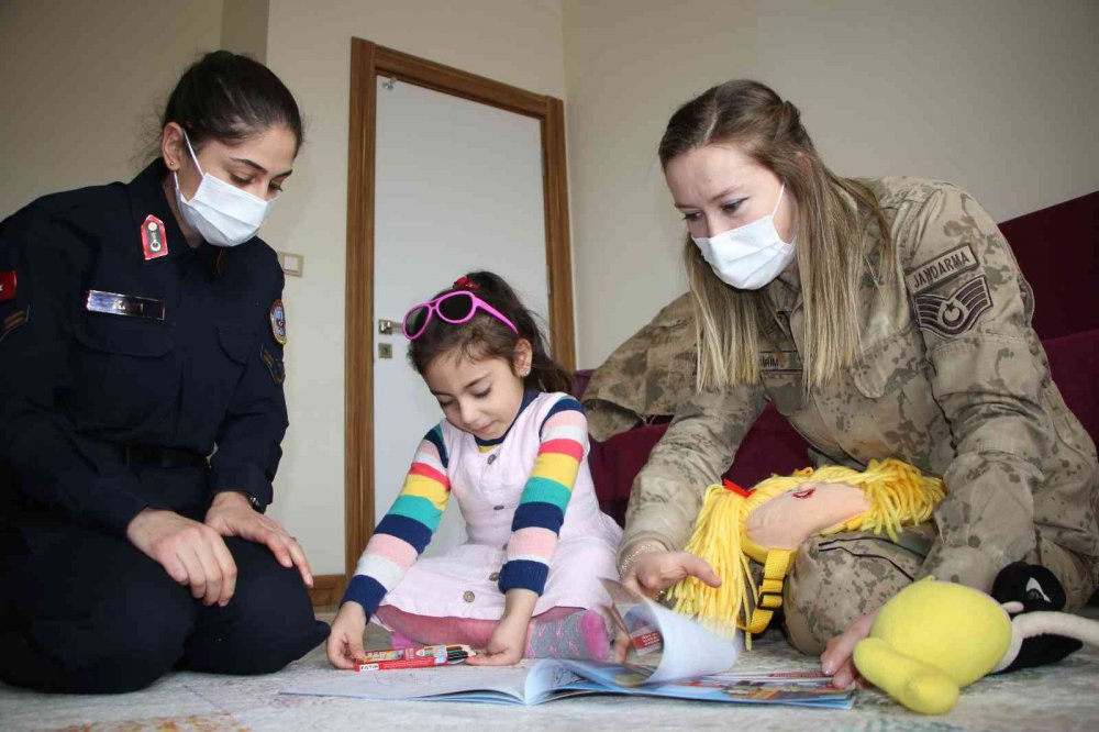 Depreminin simgesi ‘Yüsra Bebek’  kendisini kurtaran jandarma ile ilk kez buluştu