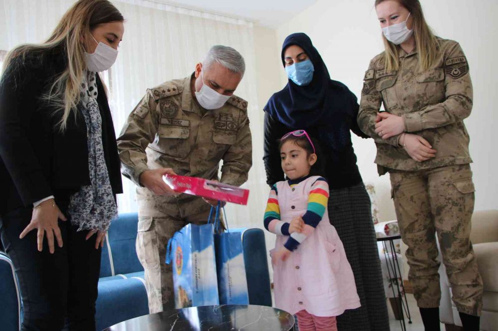 Depreminin simgesi ‘Yüsra Bebek’  kendisini kurtaran jandarma ile ilk kez buluştu