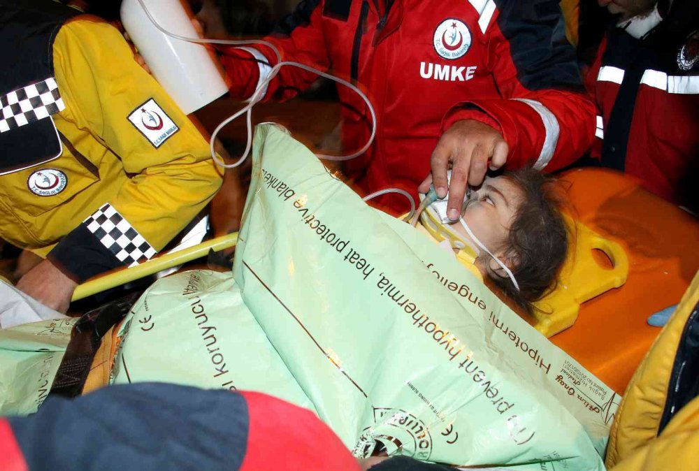 Depreminin simgesi ‘Yüsra Bebek’  kendisini kurtaran jandarma ile ilk kez buluştu