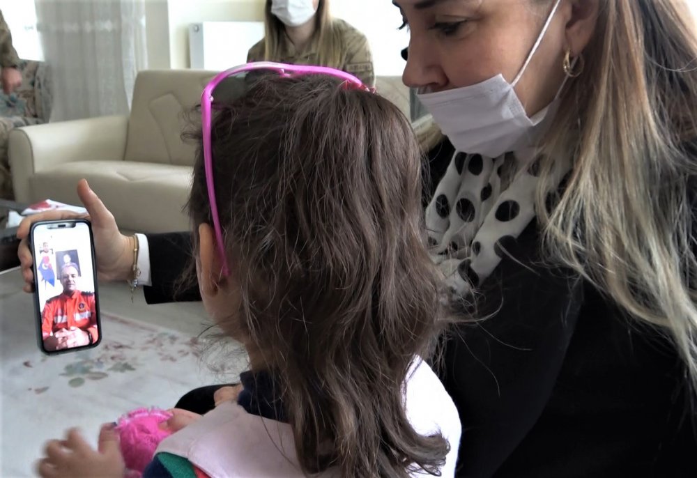Depreminin simgesi ‘Yüsra Bebek’  kendisini kurtaran jandarma ile ilk kez buluştu