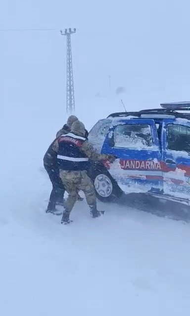 Donma tehlikesi geçiren şahsı jandarma kurtardı