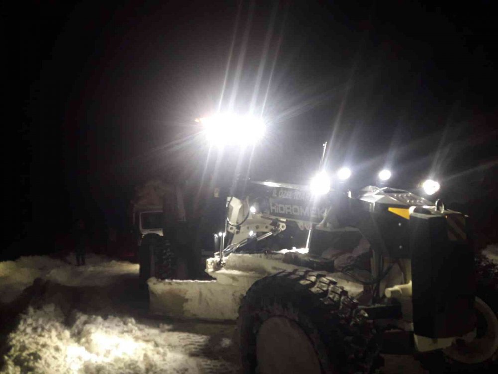 Kar nedeniyle yolda mahsur kalan kamyonet, ekipler tarafından kurtarıldı