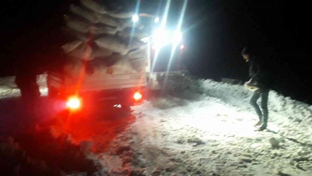 Kar nedeniyle yolda mahsur kalan kamyonet, ekipler tarafından kurtarıldı