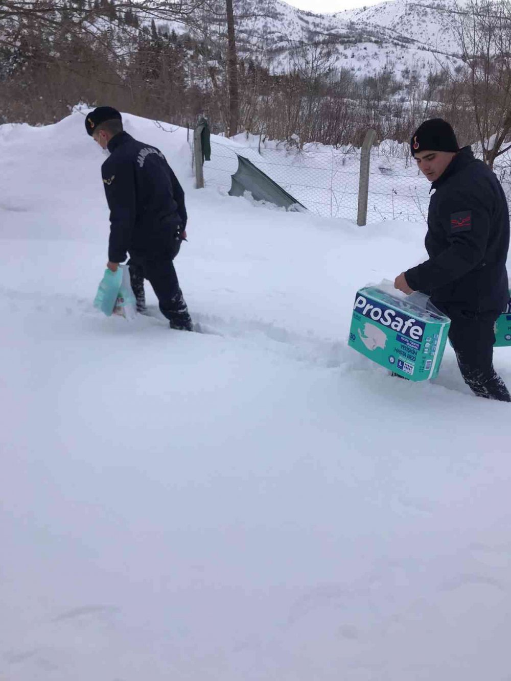 Kardan dolayı yolu ulaşıma kapanan köyde ilacı biten hastanın yardımına jandarma koştu