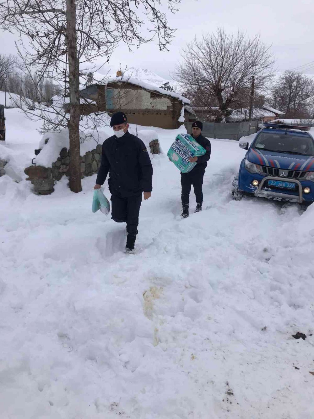 Kardan dolayı yolu ulaşıma kapanan köyde ilacı biten hastanın yardımına jandarma koştu