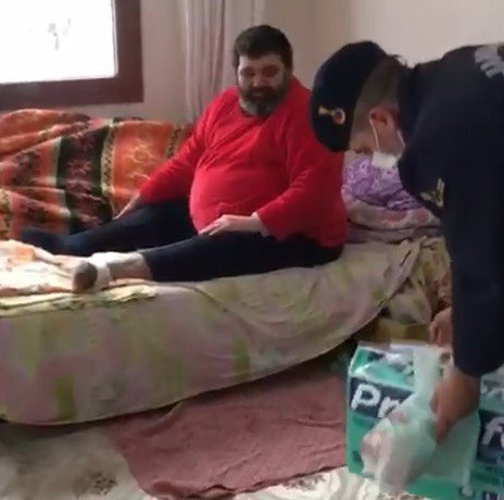 Kardan dolayı yolu ulaşıma kapanan köyde ilacı biten hastanın yardımına jandarma koştu