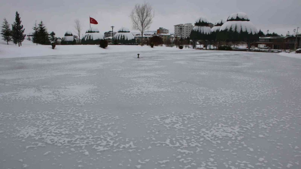 Süs havuzları dondu, ortaya kartpostallık görüntüler çıktı
