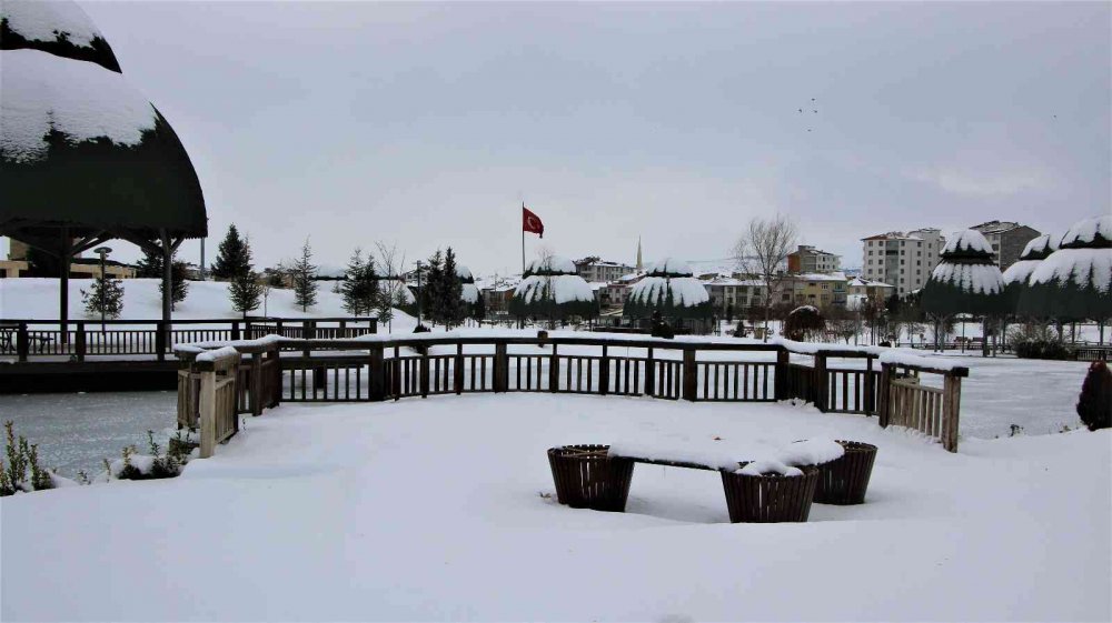 Süs havuzları dondu, ortaya kartpostallık görüntüler çıktı