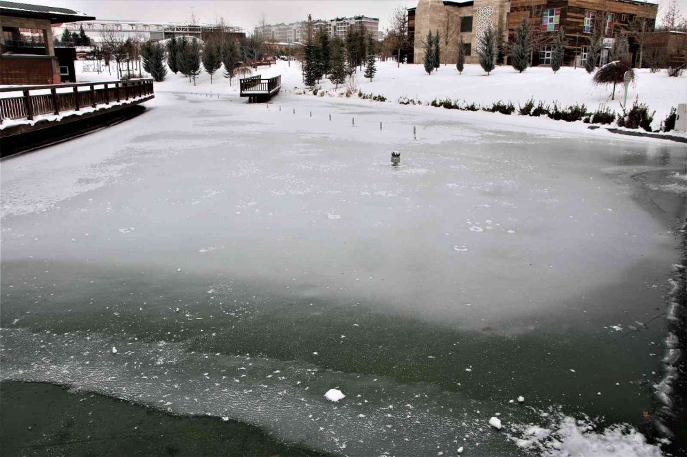 Süs havuzları dondu, ortaya kartpostallık görüntüler çıktı