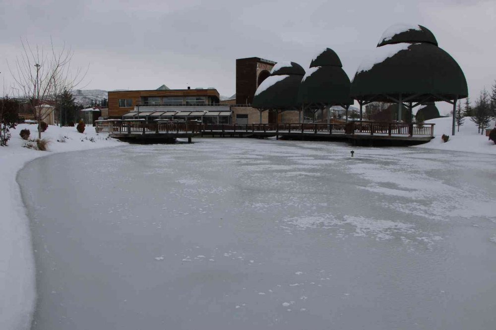 Süs havuzları dondu, ortaya kartpostallık görüntüler çıktı