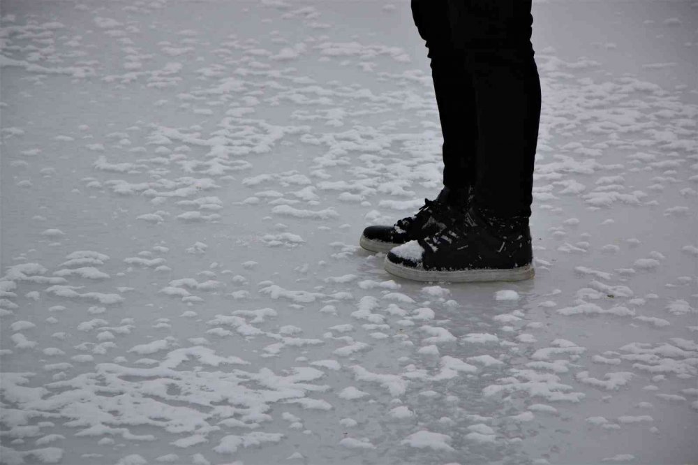 Süs havuzları dondu, ortaya kartpostallık görüntüler çıktı
