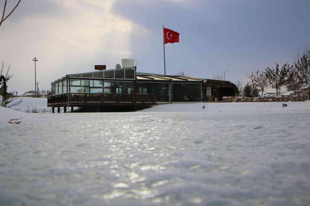 Süs havuzları dondu, ortaya kartpostallık görüntüler çıktı