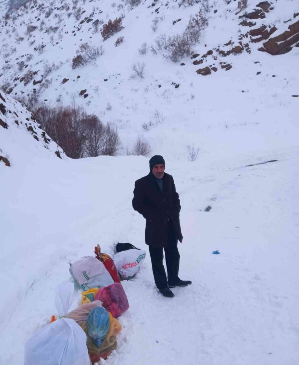 Yolları kapanan köylüler at ile erzak taşıdı