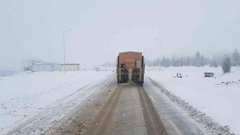 Belediye ekipleri karla mücadele çalışmalarını sürdürüyor