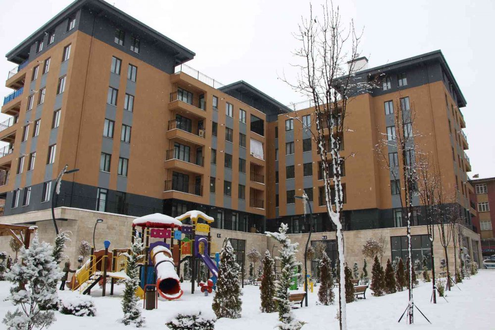 Evine kavuşan depremzede: “Konutlar, gerçekten muazzam. Devletimize ne kadar teşekkür etsek azdır”